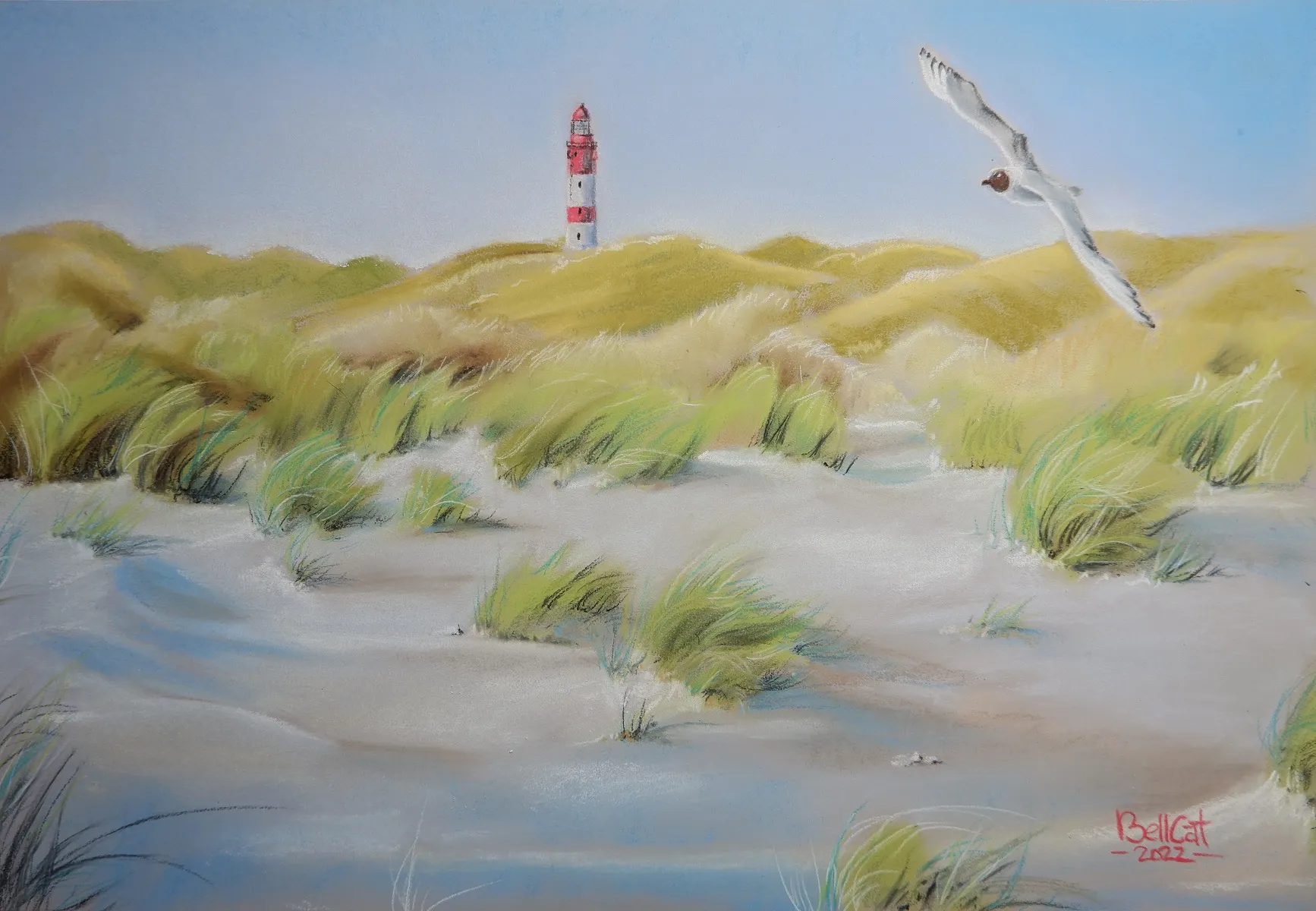 Pastellzeichnung, Dünenlandschaft, Amrum mit Leuchtturm. Möwe fliegt im Vordergrund.