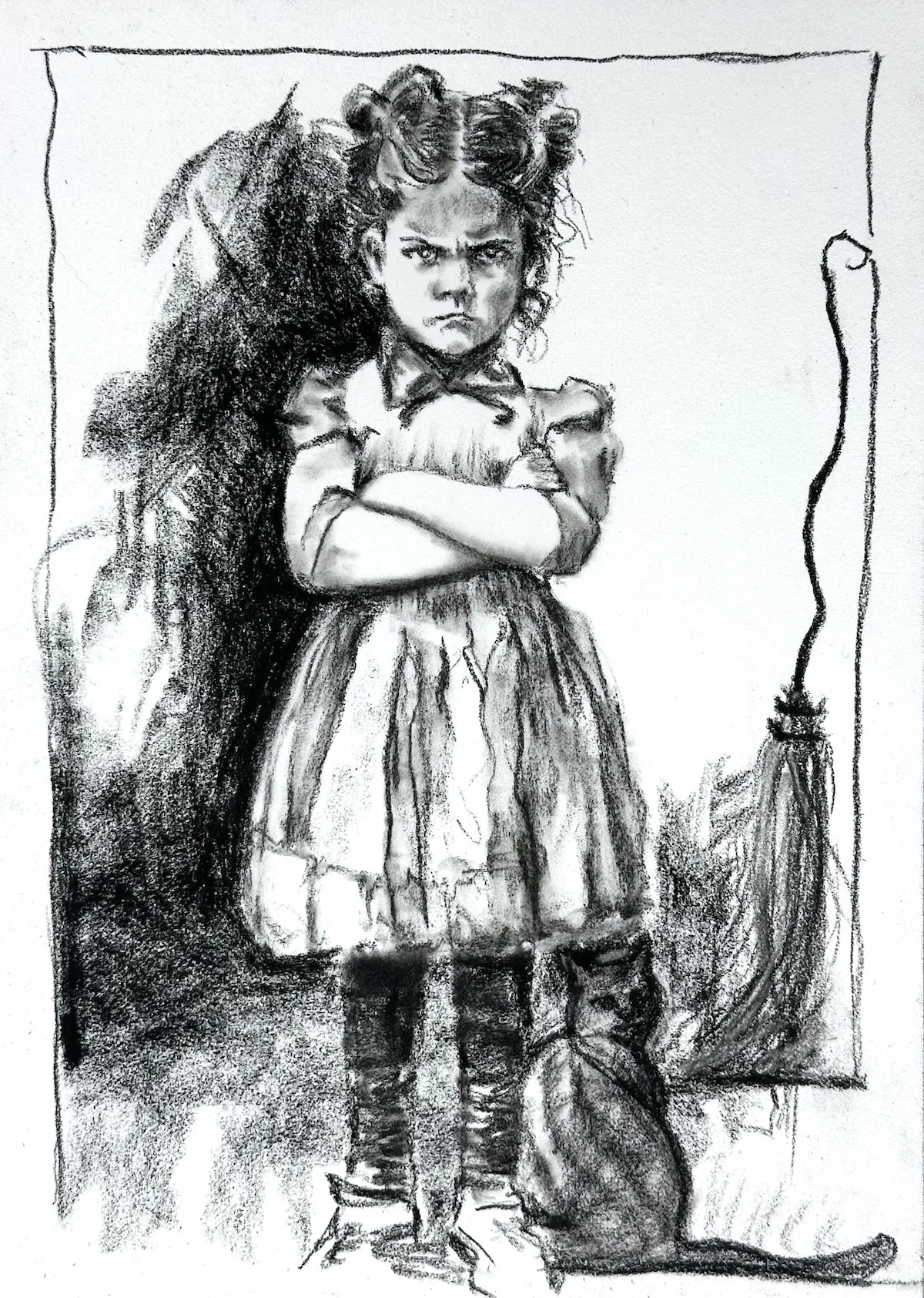 Kohlezeichnung DIN A5: Grimmig schauendes Mädchen mit Katze an den Füßen, Besen in der Ecke.